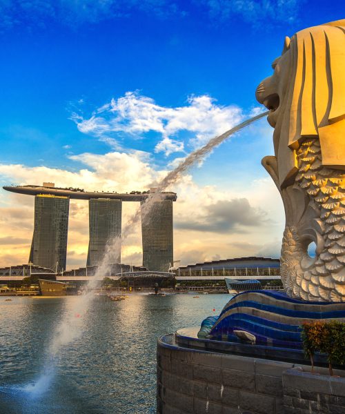 SINGAPORE - AUG 9 ,2017 : Merlion statue and cityscape in Singapore.